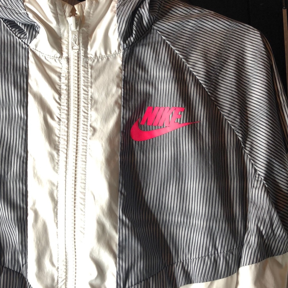 Nike - Picture 2 of 4